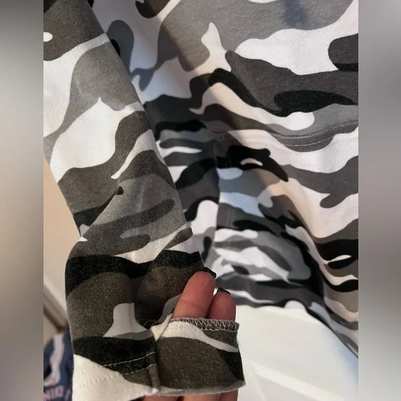 Lily & Lottie Black And White Camo Cowl Neck Medium - Picture 4 of 4